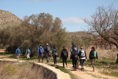 Kırsalda yürüyüş yapmak.
