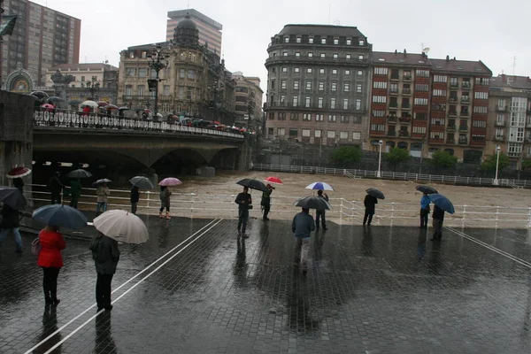 Caminhando Com Guarda Chuva Sob Chuva — Fotografia de Stock