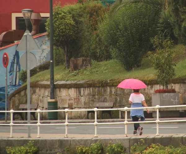 Marcher Avec Parapluie Sous Pluie — Photo