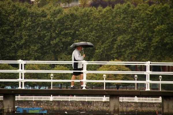 Marcher Avec Parapluie Sous Pluie — Photo