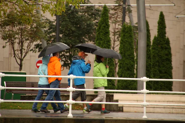 Esernyővel Esőben Sétálni — Stock Fotó