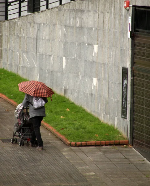 Caminar Con Paraguas Bajo Lluvia —  Fotos de Stock