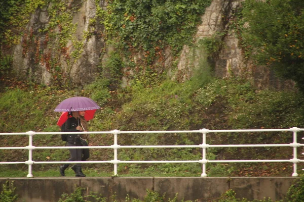 Caminar Con Paraguas Bajo Lluvia — Foto de Stock