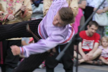 Bir sokak festivalinde Rus halk dansları sergisi