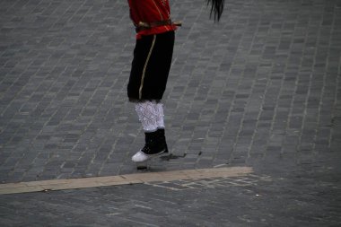 Halk festivalinde geleneksel bas dansı