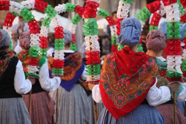 Halk festivalinde geleneksel bas dansı