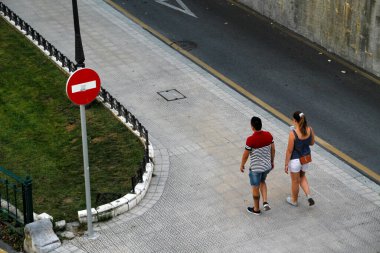 Sokakta yürüyen bir çift