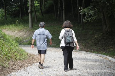 Sokakta yürüyen bir çift