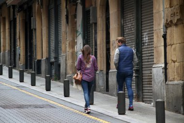 Sokakta yürüyen bir çift