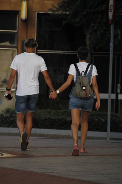 Couple Marchant Dans Rue — Photo