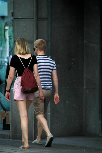 Casal Andando Rua — Fotografia de Stock