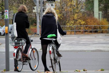 Bir bahar gününde bisiklet sürmek