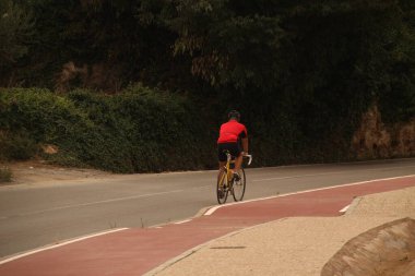 Bir bahar gününde bisiklet sürmek