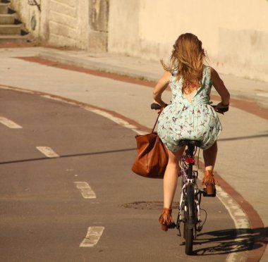 Bir bahar gününde bisiklet sürmek