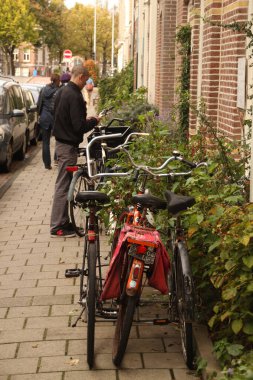 Bir bahar gününde bisiklet sürmek