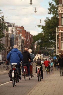 Bir bahar gününde bisiklet sürmek