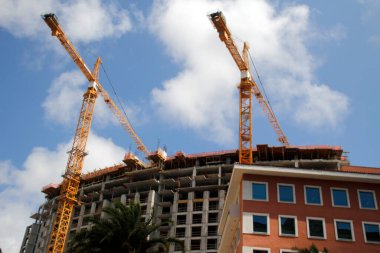 Kentsel bir çevrede inşaat alanı