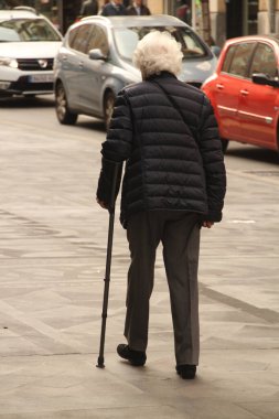 Yaşlanan insanlar sokakta uyanıyorlar.