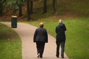 Yaşlanan insanlar sokakta uyanıyorlar.