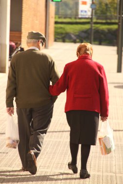 Yaşlanan insanlar sokakta uyanıyorlar.