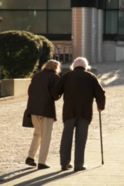 Åldrande Människor Vaknar Gatan — Stockfoto