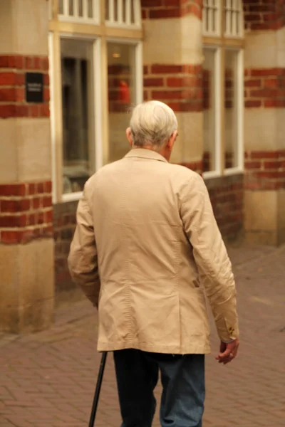 Envelhecimento Pessoas Acordando Rua — Fotografia de Stock