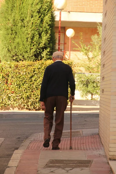 在街上醒来的老年人 — 图库照片