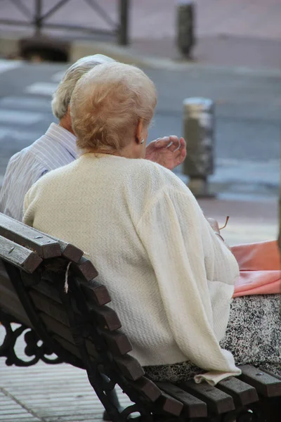 Starzejący Się Ludzie Budzący Się Ulicy — Zdjęcie stockowe