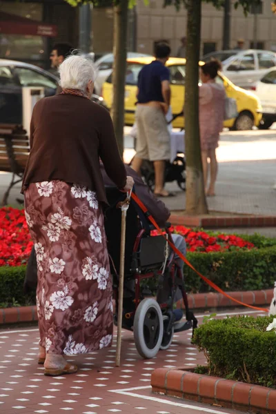 사람들 거리에서 있도록 만들고 있어요 — 스톡 사진