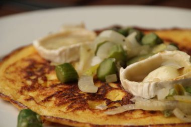 Keçi peynirli Fransız omleti.