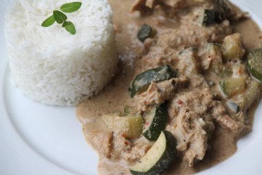 Et ve soslu Basmati pilavı.