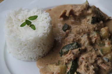 Et ve soslu Basmati pilavı.