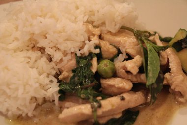 Et ve soslu Basmati pilavı.