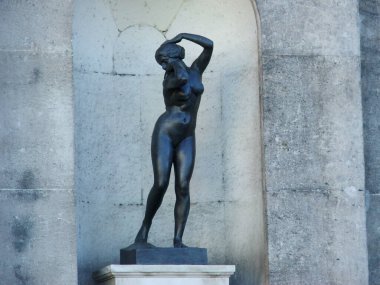 Bilbao şehir merkezinde heykel