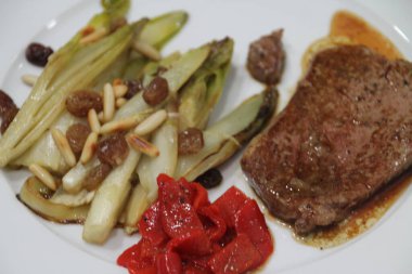 Haşlanmış sebzeli biftek.