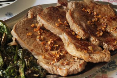 Haşlanmış sebzeli biftek.