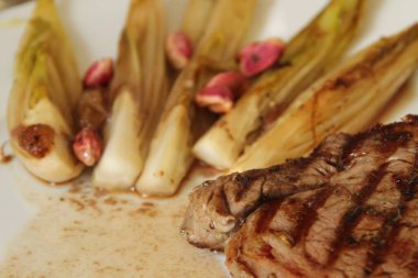 Haşlanmış sebzeli biftek.