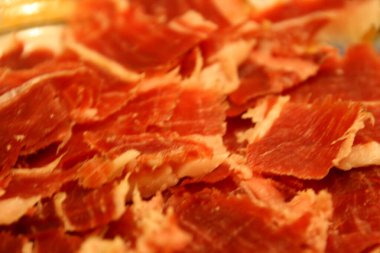 Bir tabakta dilimlenmiş jambon