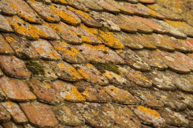 Bir evdeki kiremitlerden yapılmış çatı