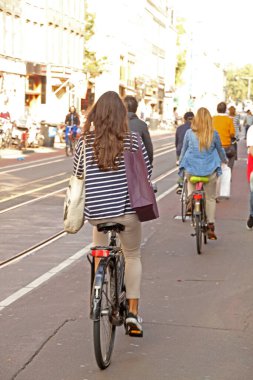 Kentsel bir ortamda bisiklet sürmek
