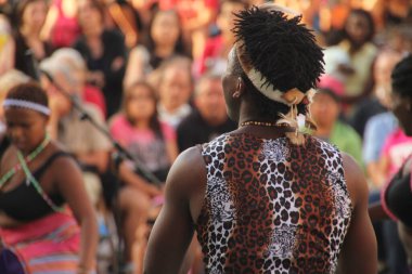 Bir sokak festivalinde Güney Afrika dansı