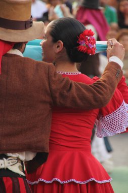Sokak festivalinde Arjantinli halk dansları