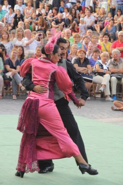 Sokak festivalinde Arjantinli halk dansları