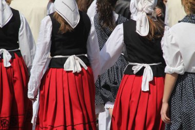 Halk festivalinde geleneksel bas dansı