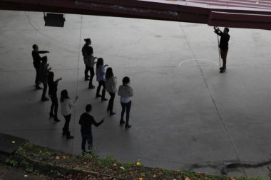 Sokakta dans eden kızlar