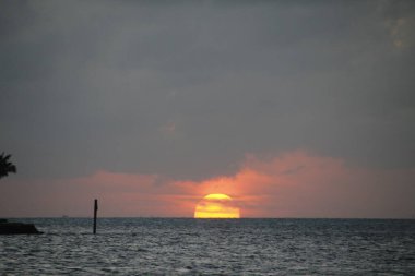 Bir yaz gününde, gün batımında