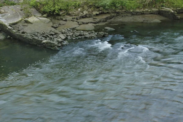 融化过程中的河流 — 图库照片