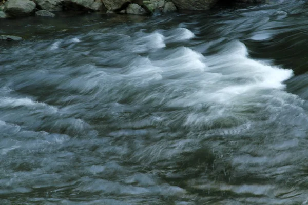 Rzeka Podczas Topienia — Zdjęcie stockowe