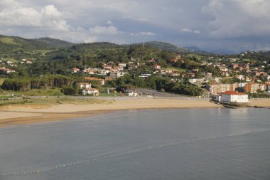 Kıyıya yakın deniz manzarası