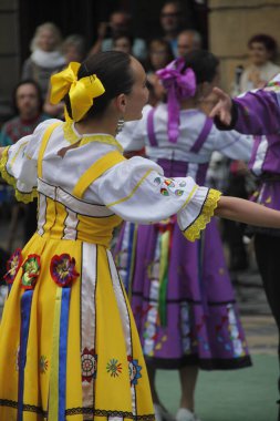 Bir sokak festivalinde Rus halk dansları sergisi